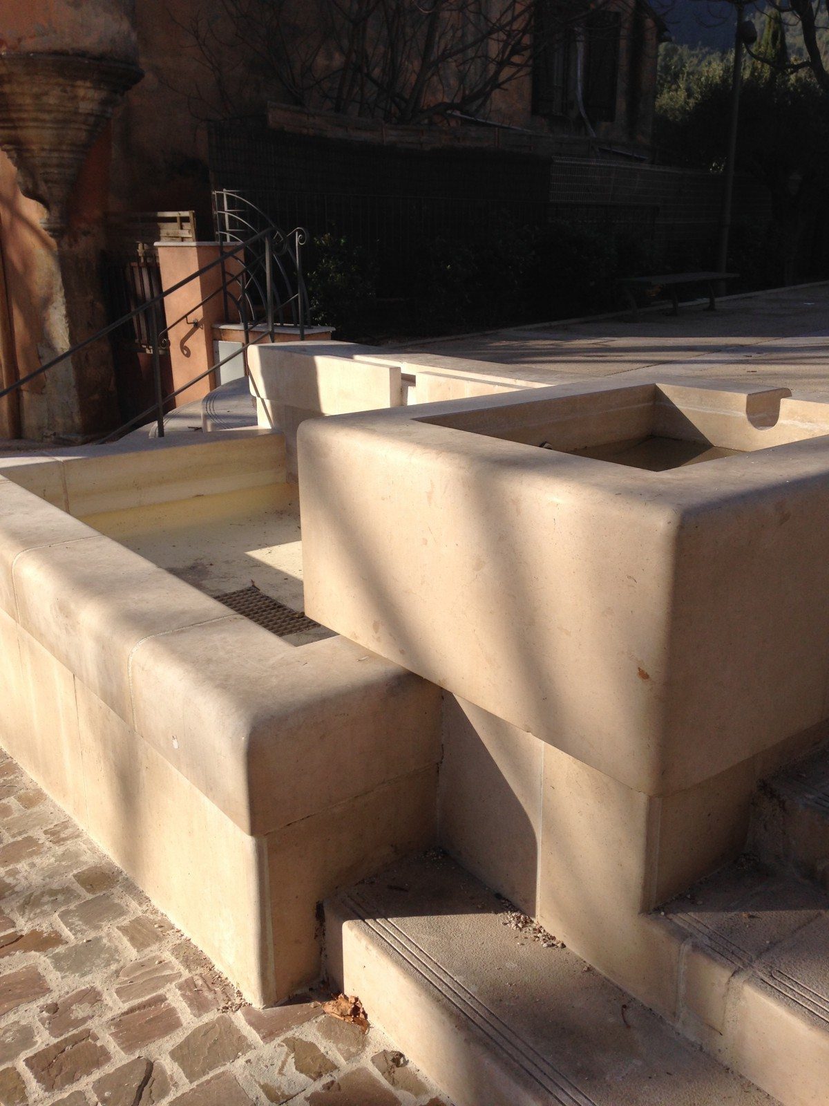 Fontaine calcaire Gascogne = mobilier urbain