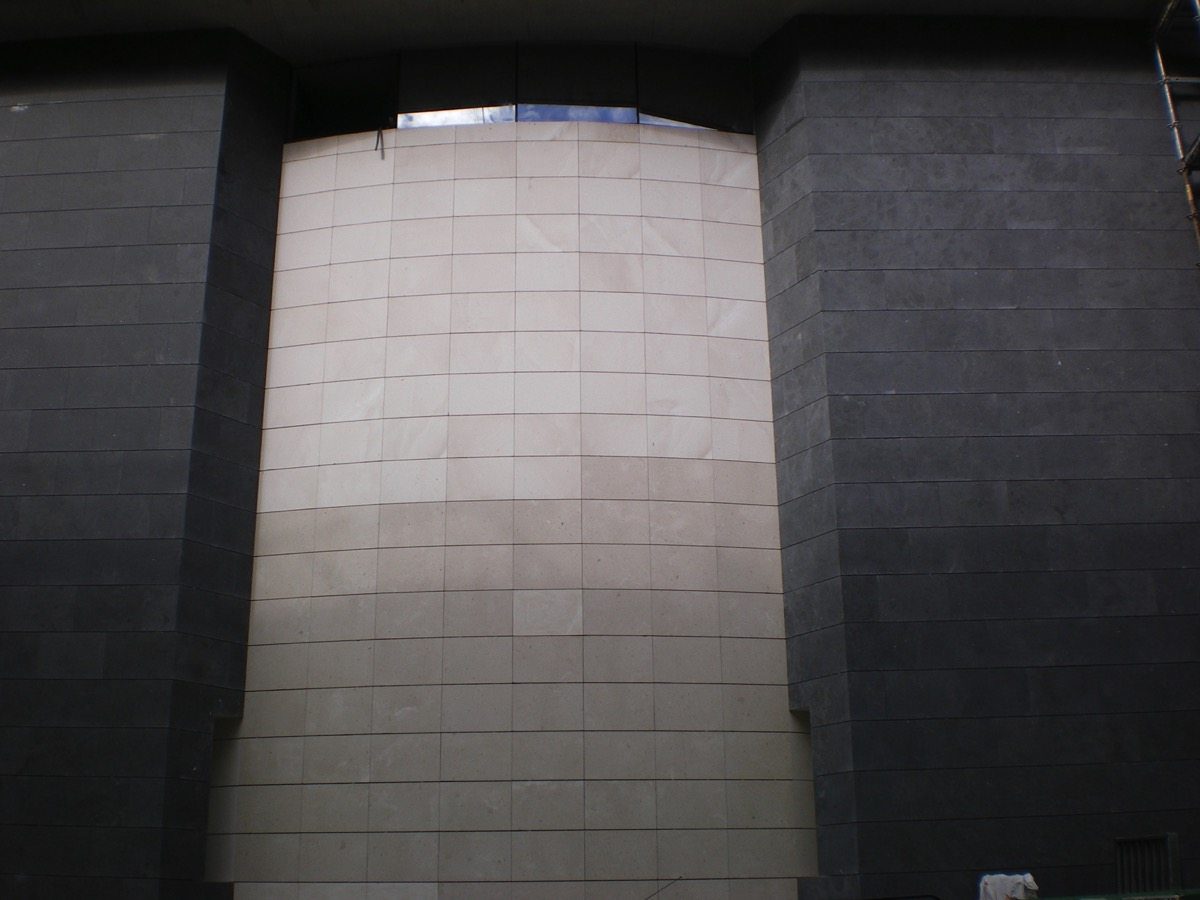 façade en dalles de pierre calcaire cénia beige et san vicent gris foncé, finition adoucie