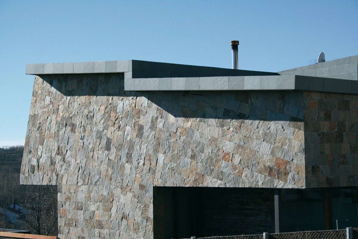 dalle agrafée pour façade en pierre quartzite dessus clivés, cotés sciés, longueurs libres